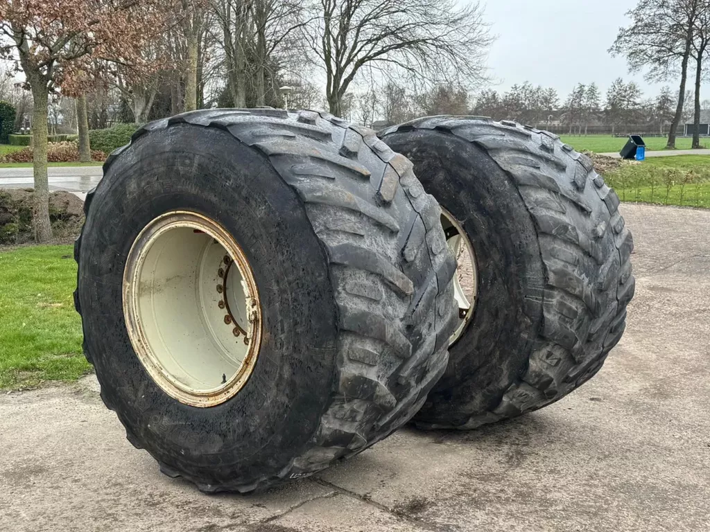 Michelin 2x 1050 50 R32 Banden + Velg Vervaet zelfrijder Wielen